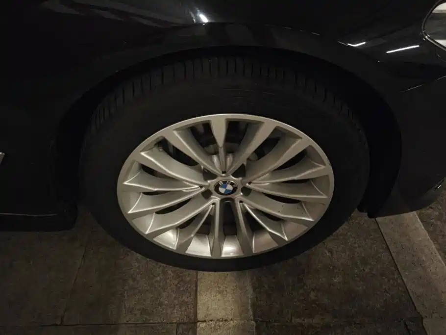 BMW 5 Series — миниатюра 6
