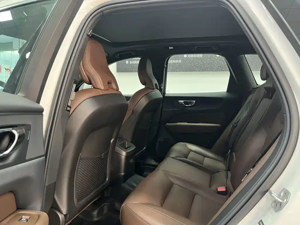 Volvo XC60 PHEV — миниатюра 11