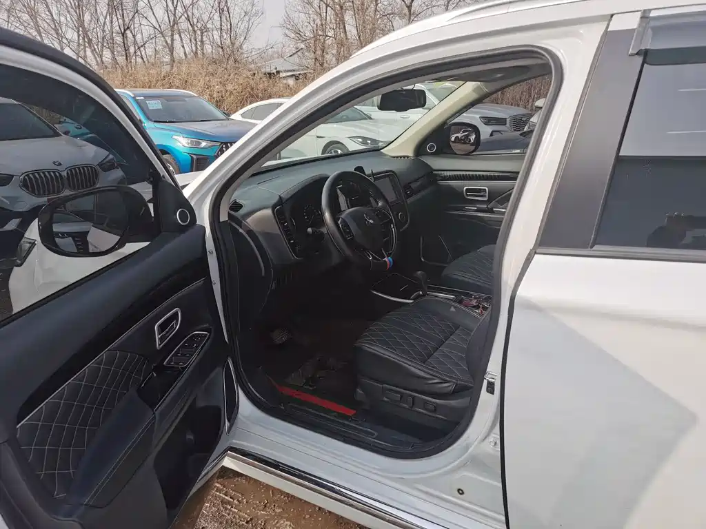 MITSUBISHI OUTLANDER