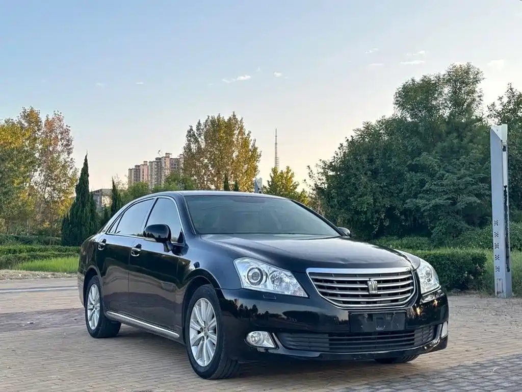 Toyota Crown — миниатюра 3