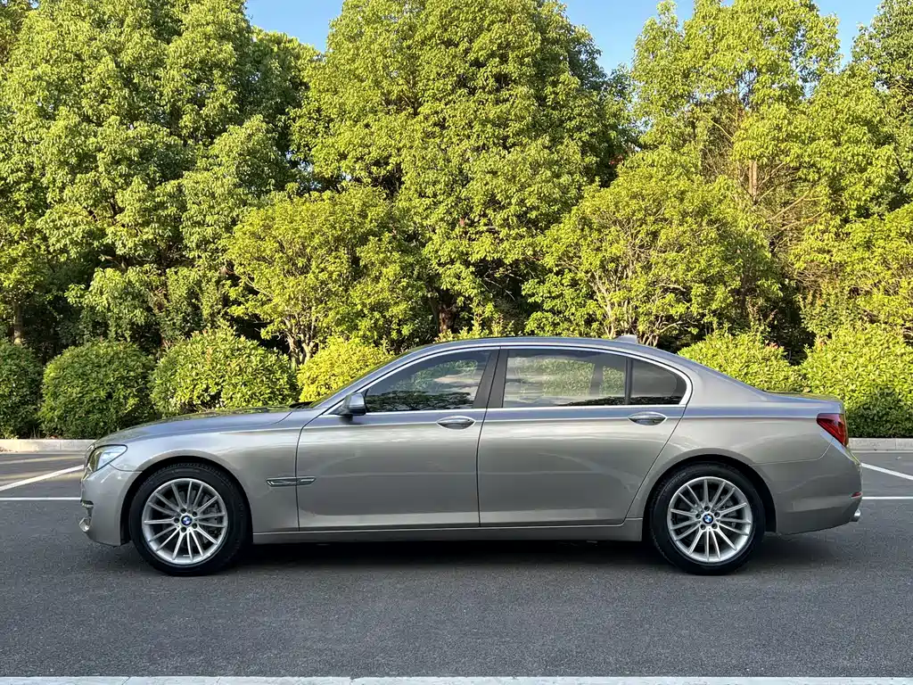 BMW 7 Series — миниатюра 6