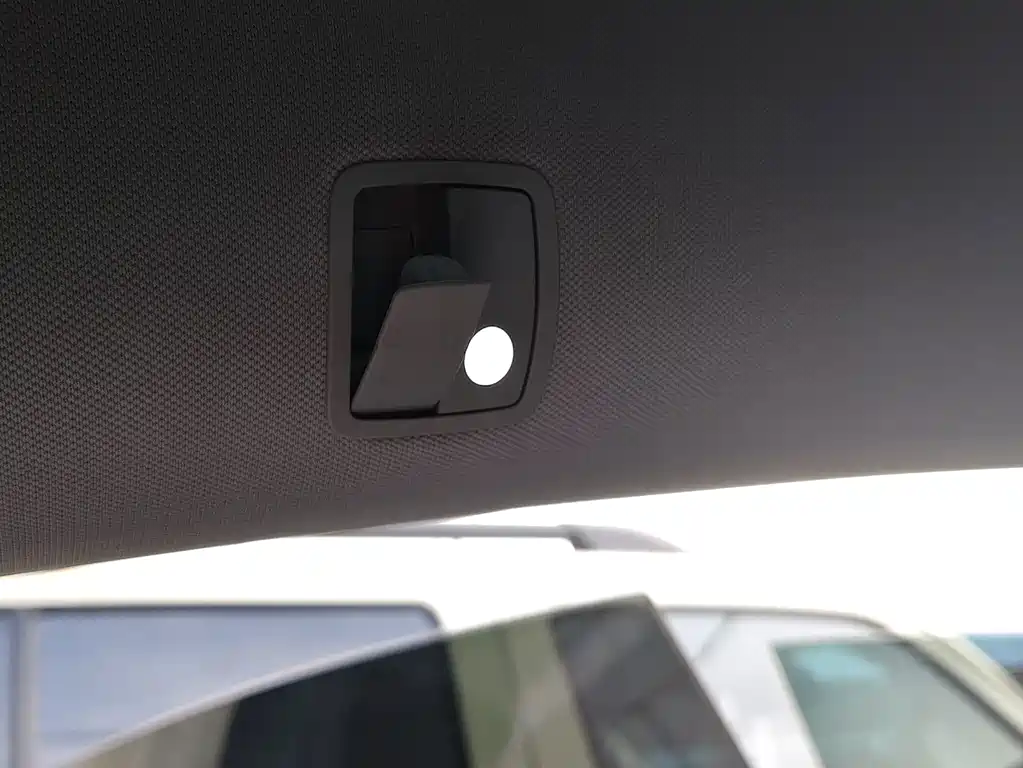 Tesla Model Y — миниатюра 20