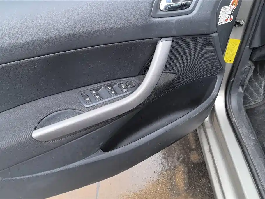 Peugeot 408 2013 2.0L AT Comfort