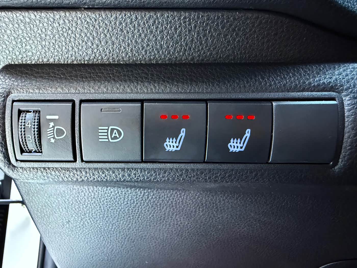 Toyota Corolla 1.2 л 2022 г. Белый, пробег 30000 км