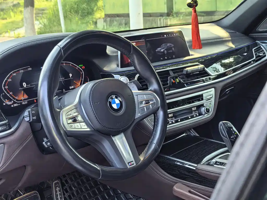 BMW 7 Series — миниатюра 8
