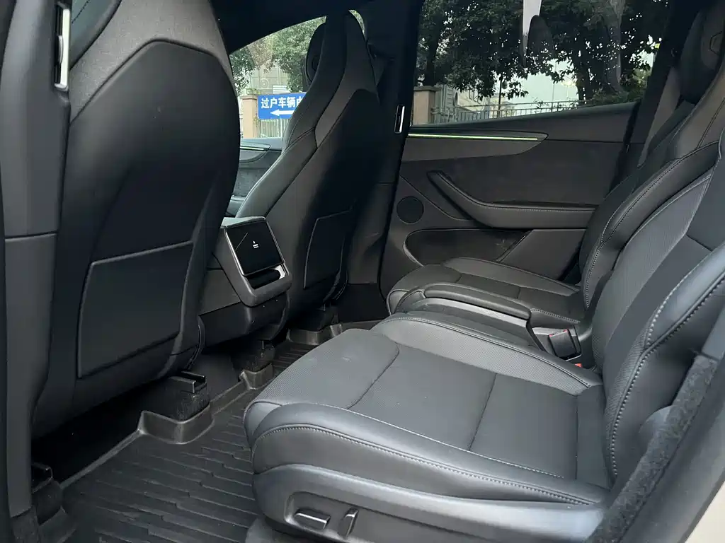 Tesla Model Y L — миниатюра 8