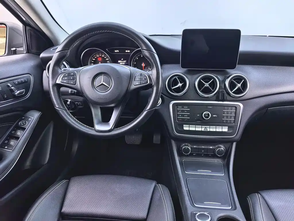 MERCEDES-BENZ GLA