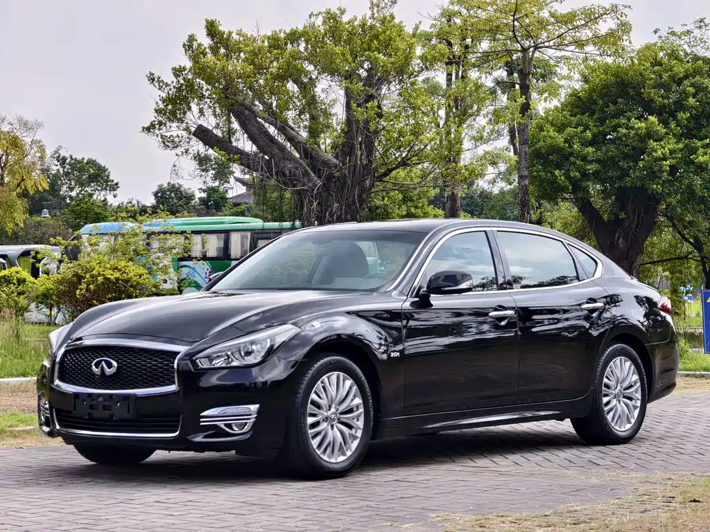 Infiniti Q70