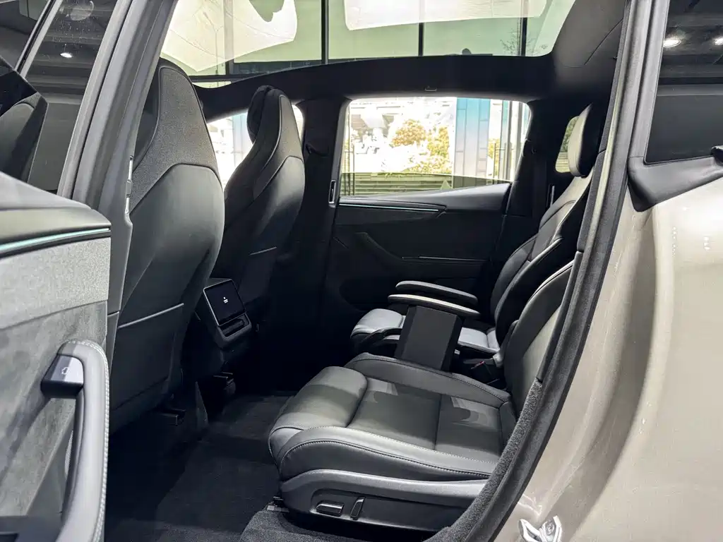 Tesla Model Y L — миниатюра 17