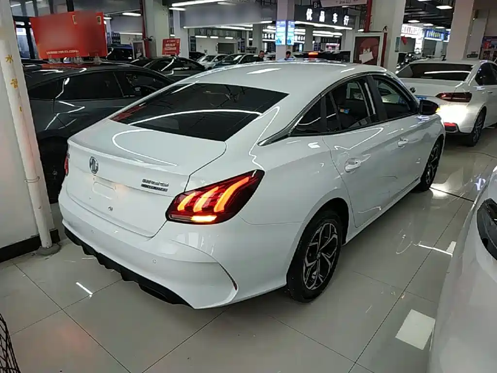 MG 5 2023 180DVVT CVT Luxury