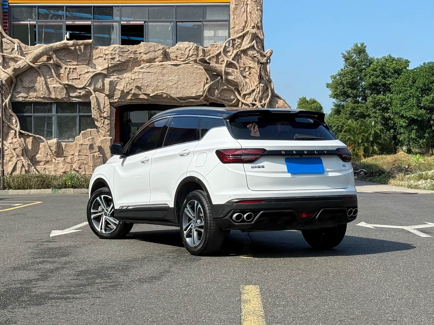 Geely Binyue 1.4 л 2022 г. Белый, пробег 15000 км