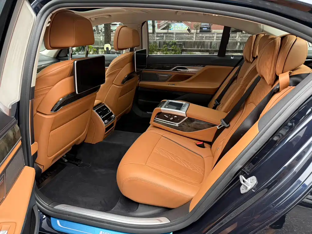 BMW 7 Series — миниатюра 13
