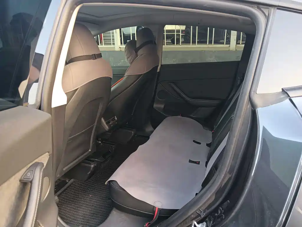Tesla Model Y — миниатюра 15