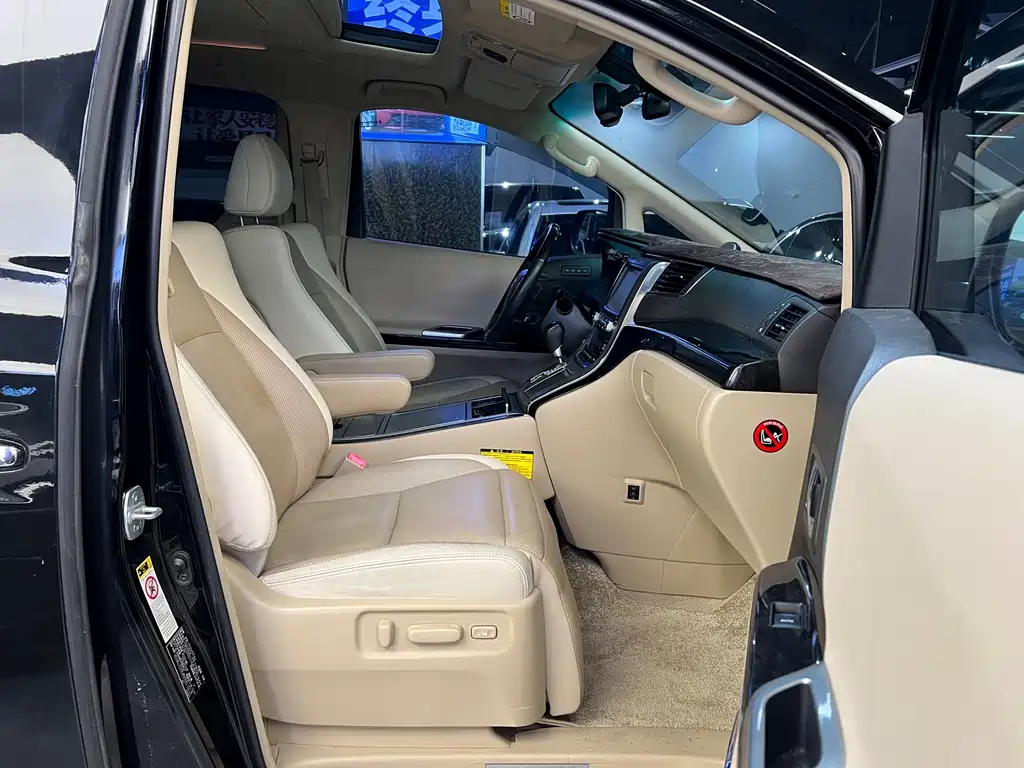 Toyota Alphard — миниатюра 7