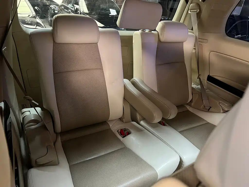 Toyota Alphard — миниатюра 9