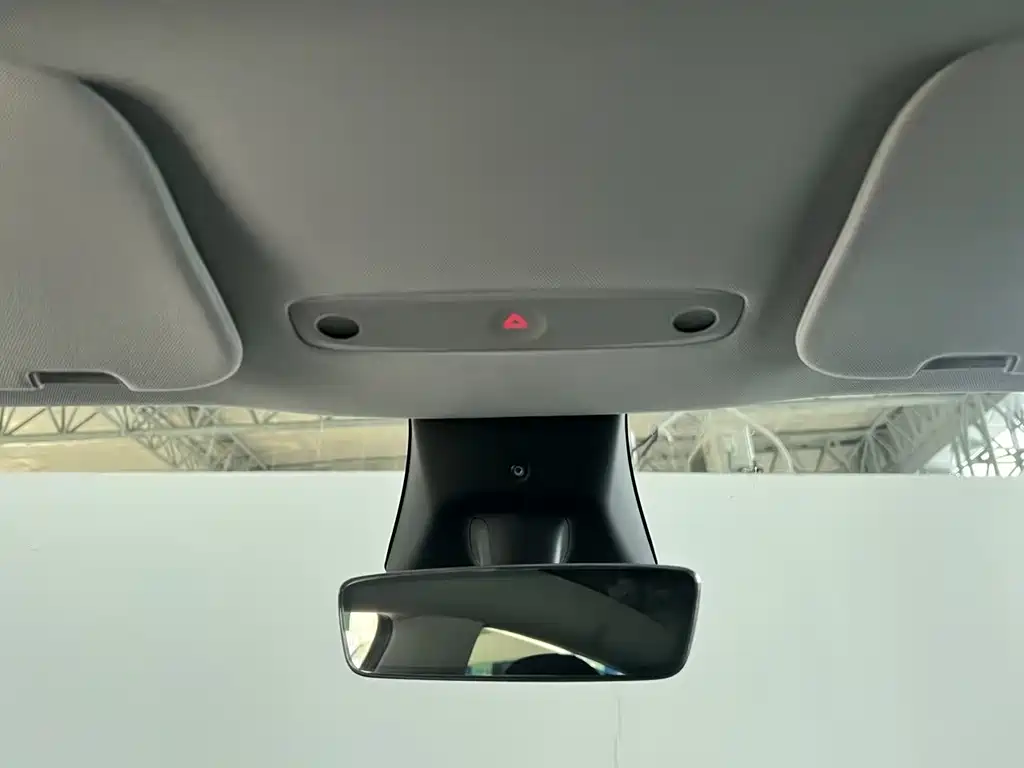 Tesla Model Y — миниатюра 18