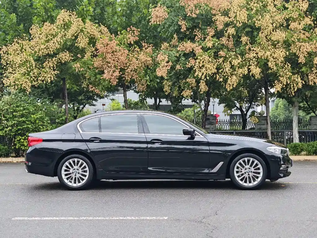 BMW 5 Series — миниатюра 8