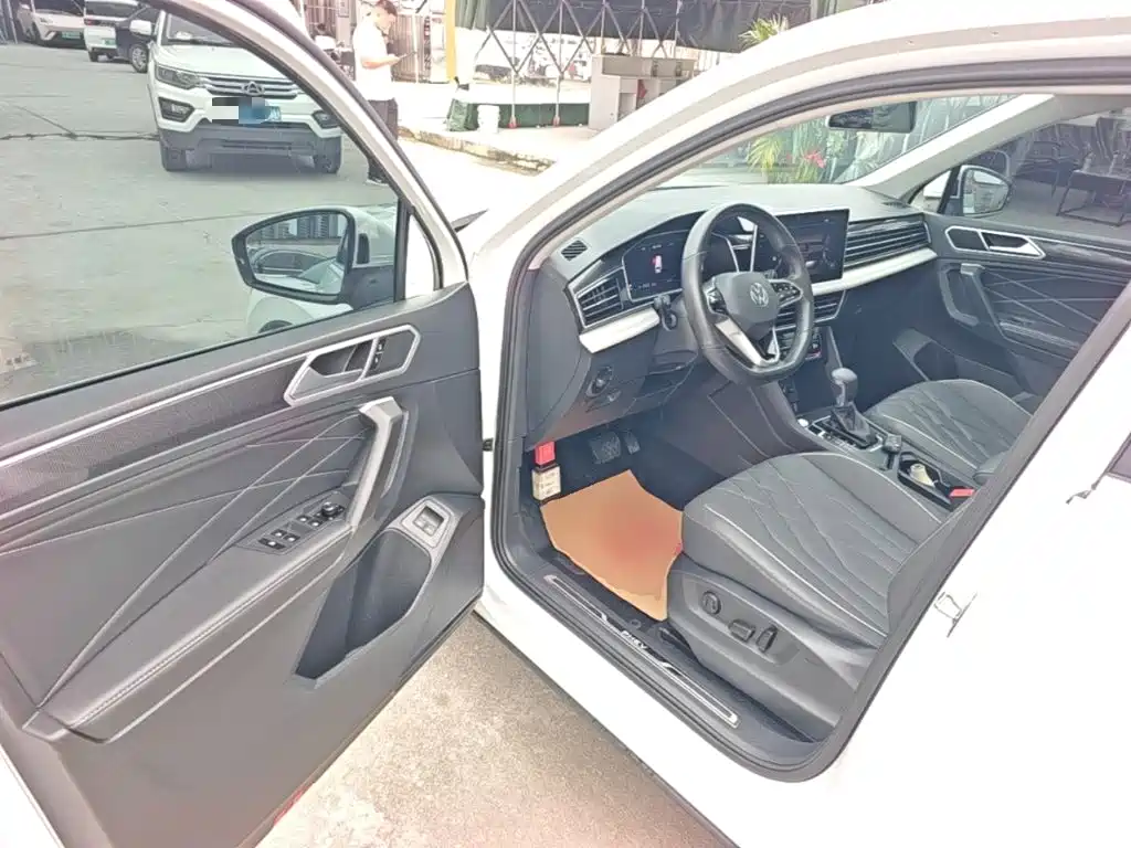 Volkswagen Tiguan L PHEV — миниатюра 16
