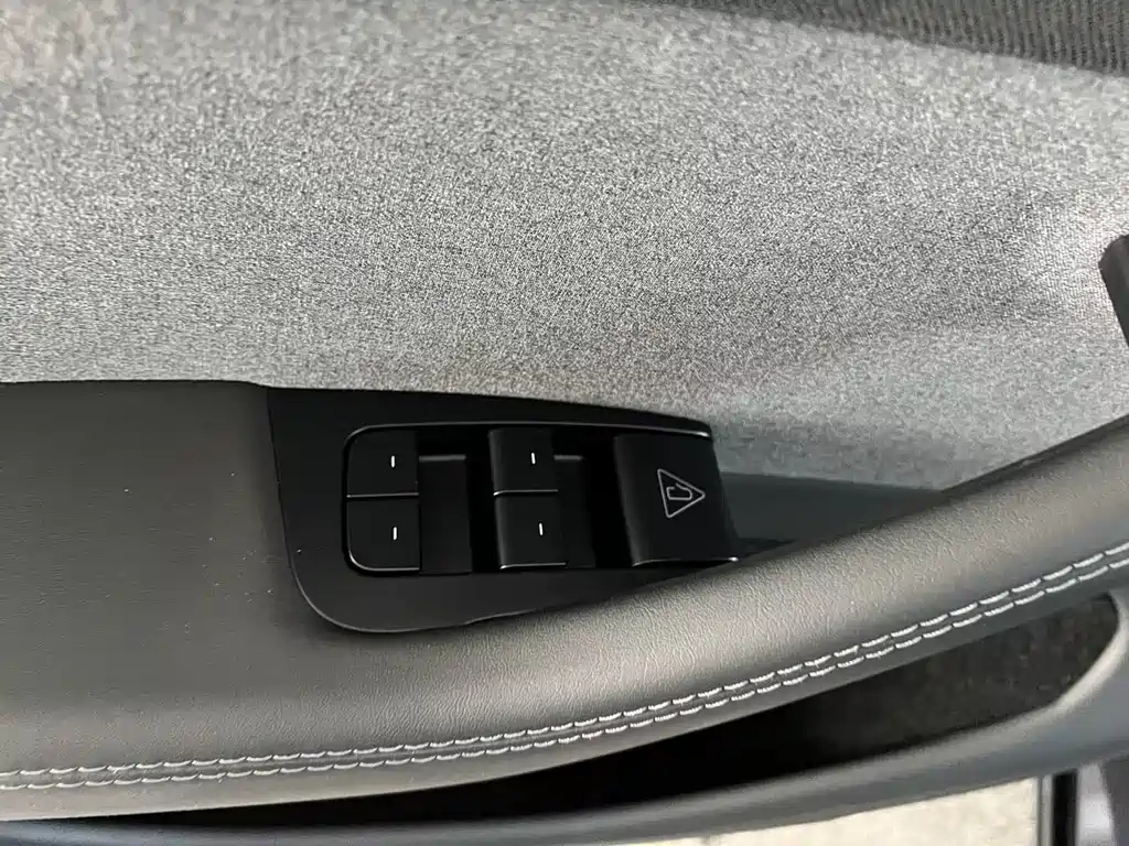 Tesla Model Y — миниатюра 26