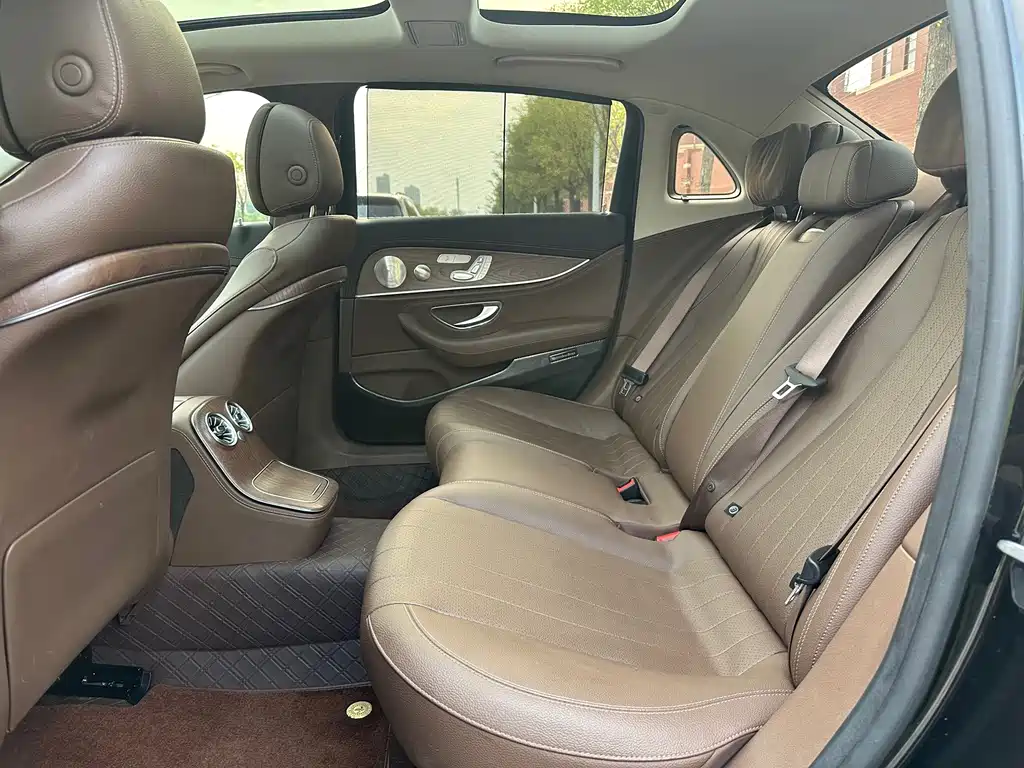 Mercedes-Benz E-Class — миниатюра 13