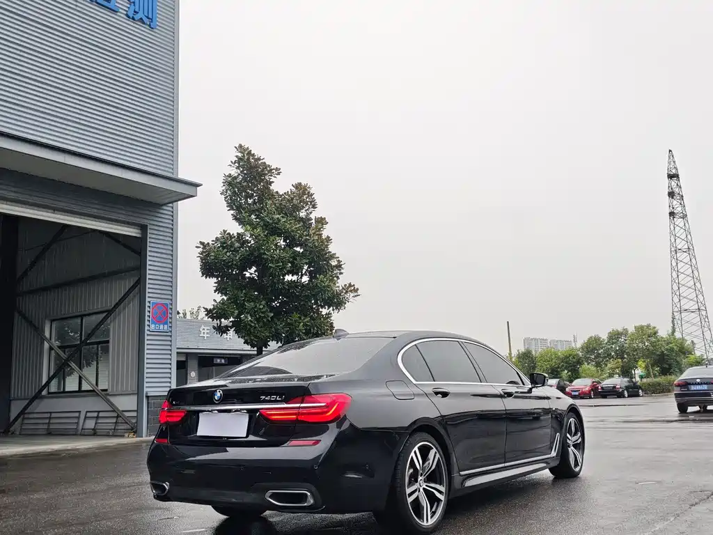 BMW 7 Series — миниатюра 8