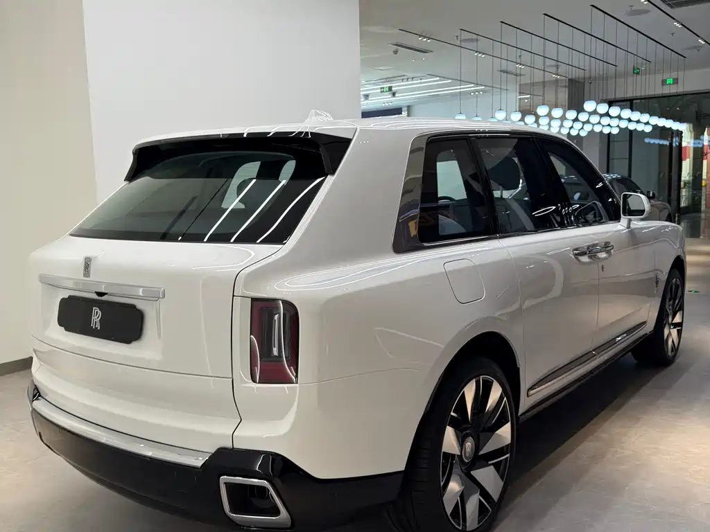 Rolls-Royce Cullinan 2026 мест