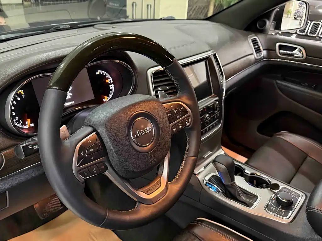Jeep Grand Cherokee (Import) — миниатюра 9