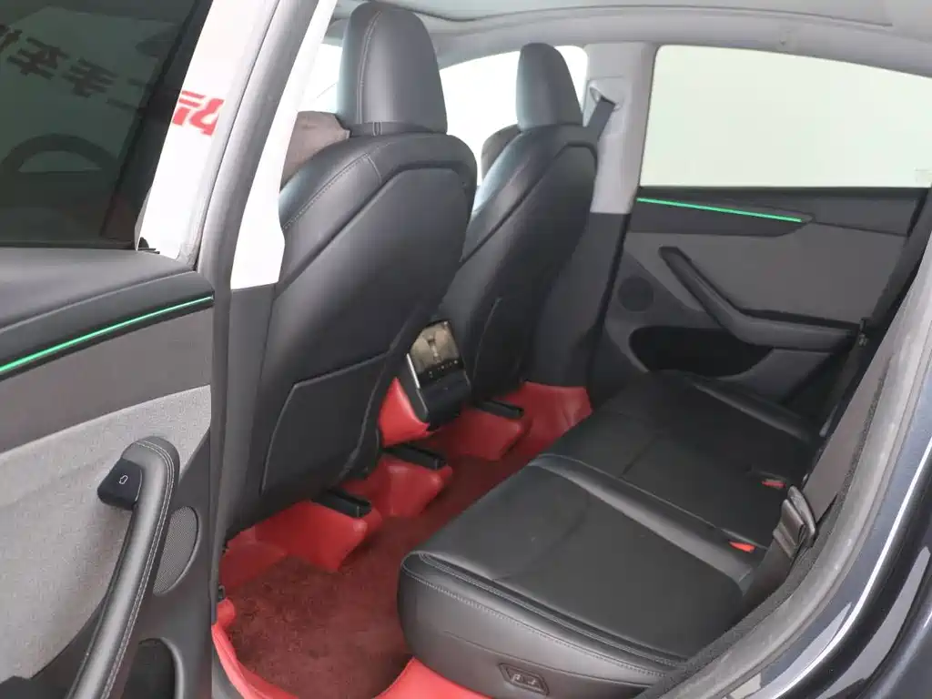 Tesla Model Y — миниатюра 9
