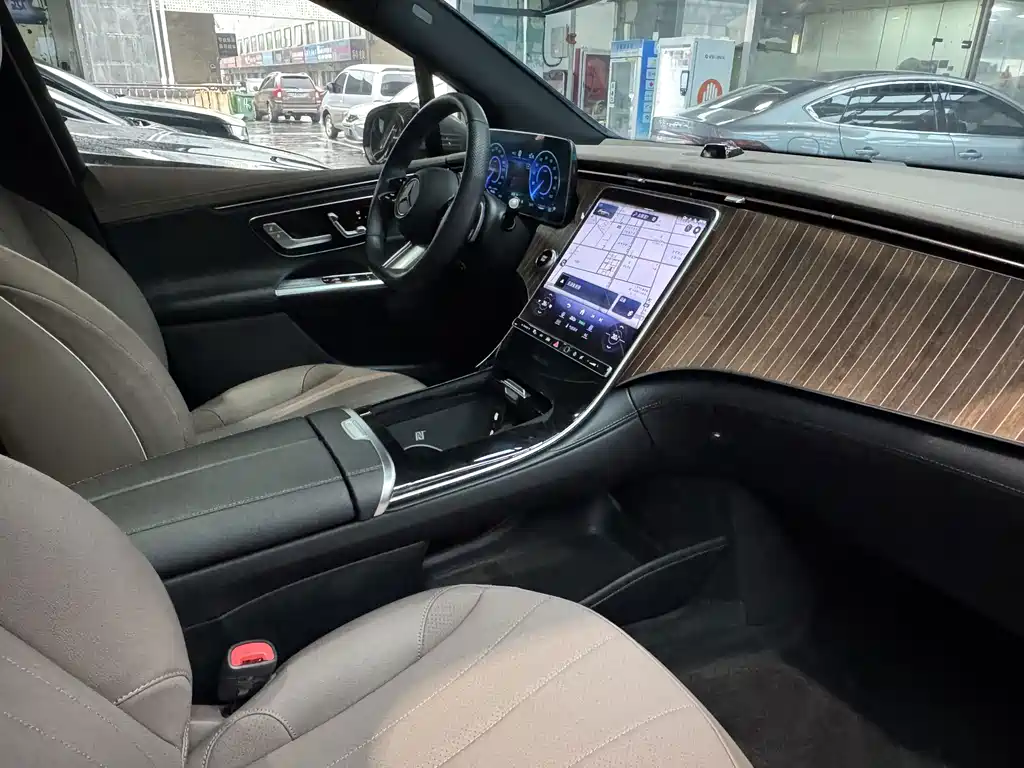 Mercedes-Benz EQE SUV — миниатюра 8
