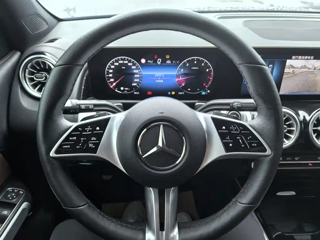 Mercedes-Benz GLB — миниатюра 11