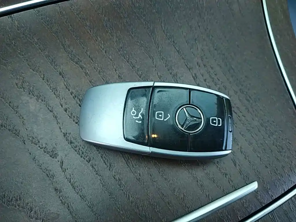 Mercedes-Benz E-Class — миниатюра 9