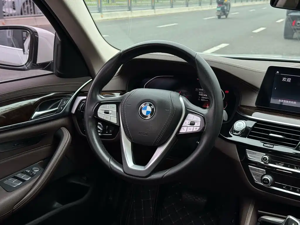 BMW 5 Series — миниатюра 9
