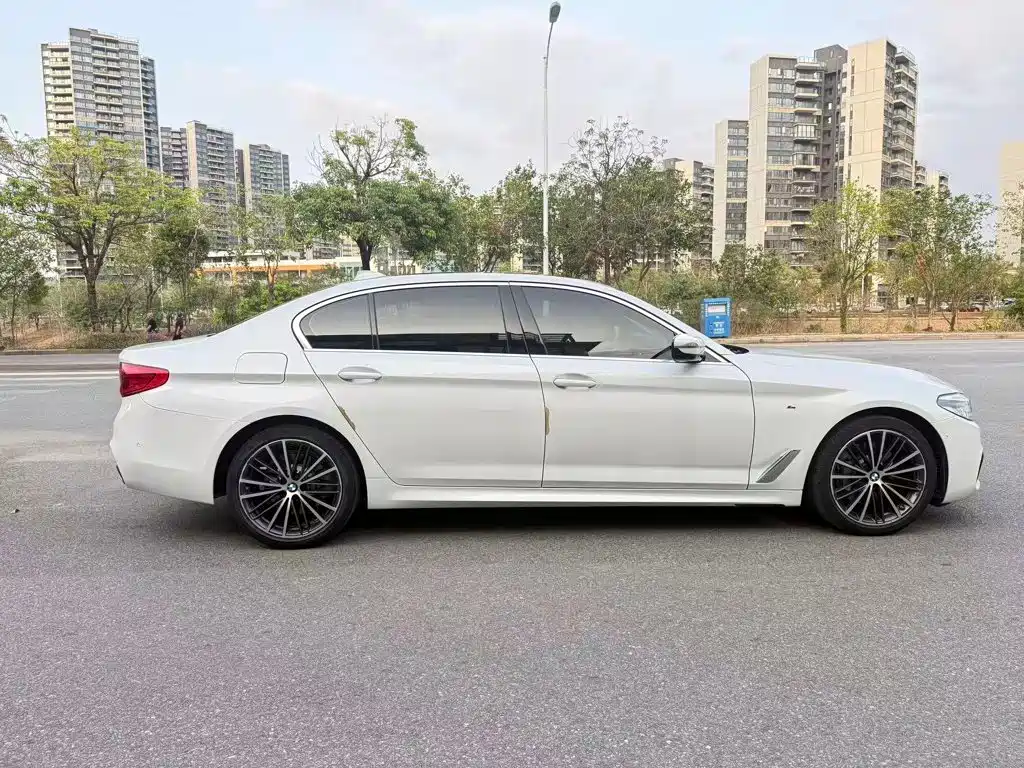 BMW 5 Series — миниатюра 8