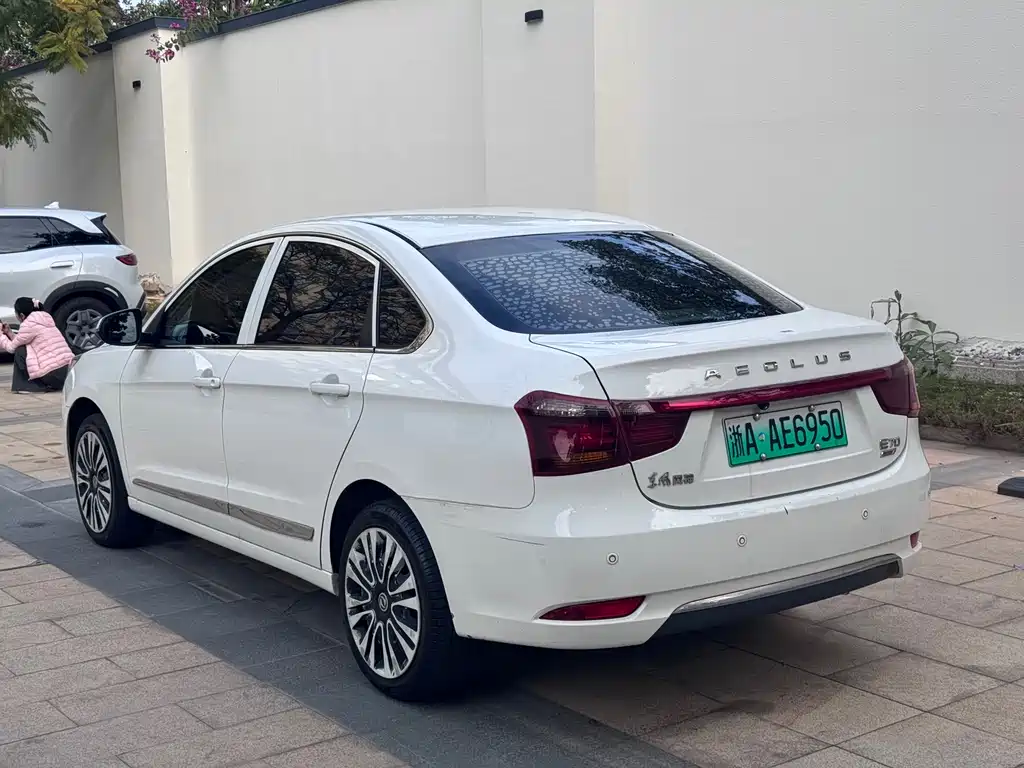 DONGFENG E70