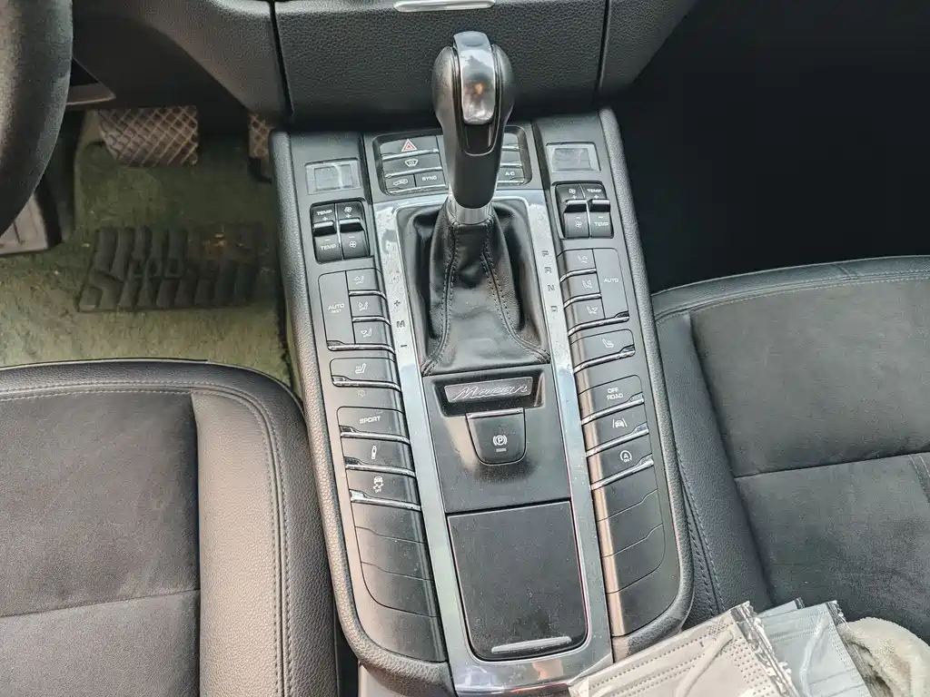 PORSCHE MACAN