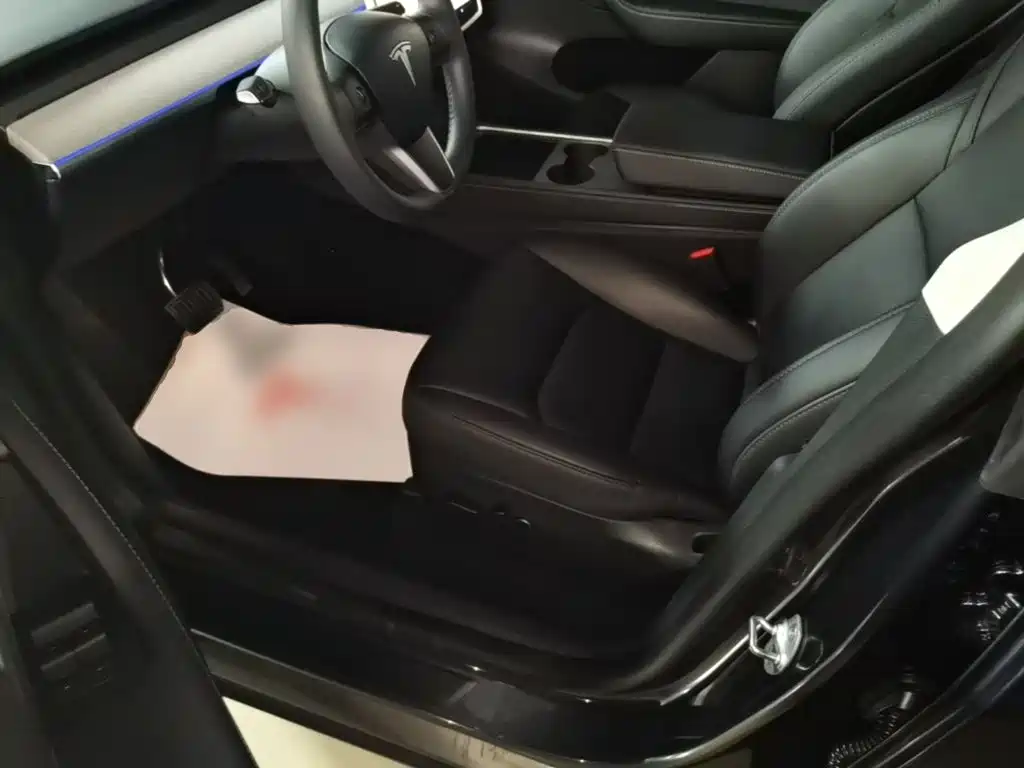 Tesla Model Y — миниатюра 15