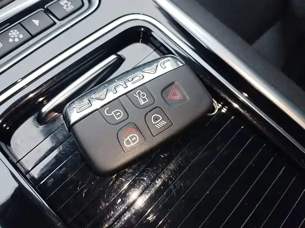 Jaguar XFL — миниатюра 9