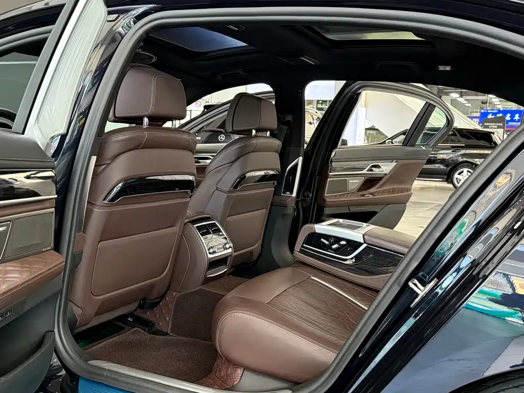 BMW 7 Series — миниатюра 9