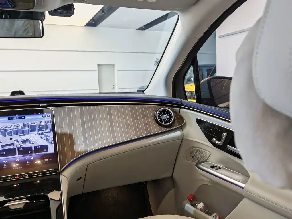 Mercedes-Benz EQE SUV — миниатюра 12