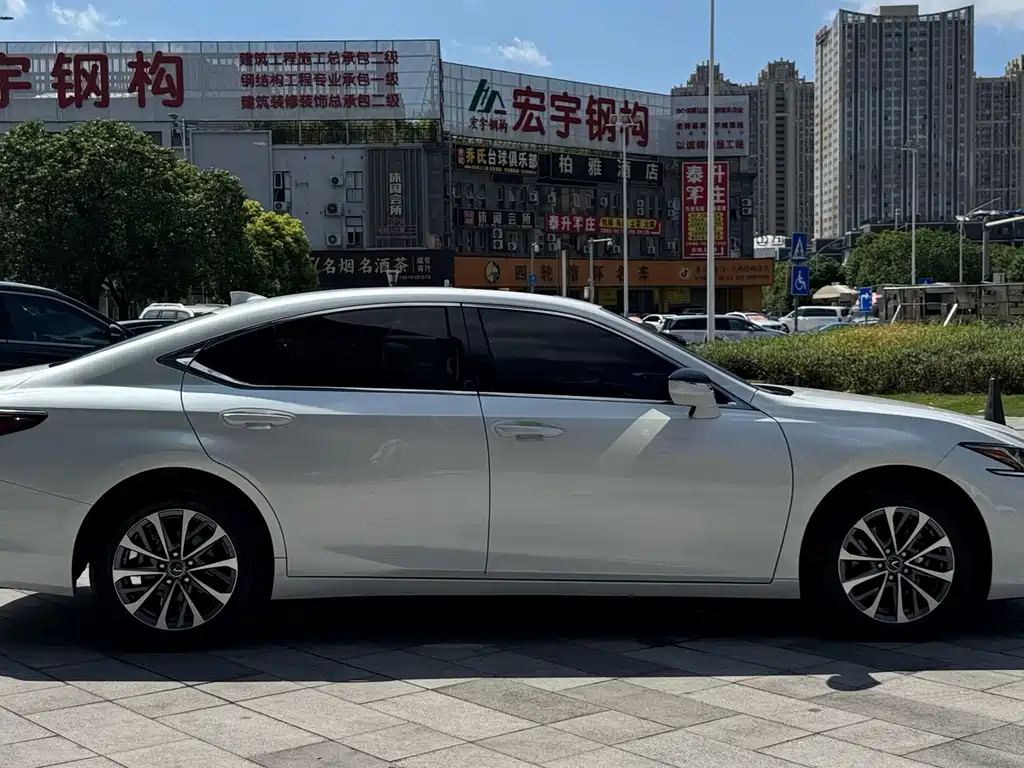 Lexus ES — миниатюра 5