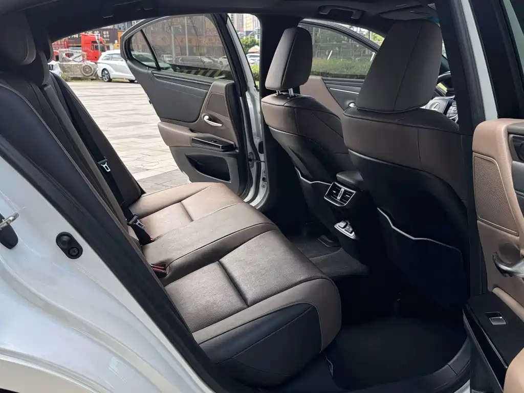 Lexus ES — миниатюра 11