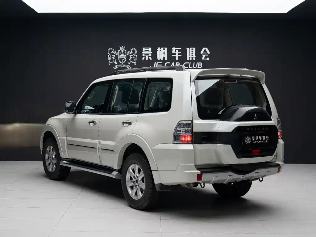 Mitsubishi Pajero (Import) — миниатюра 8