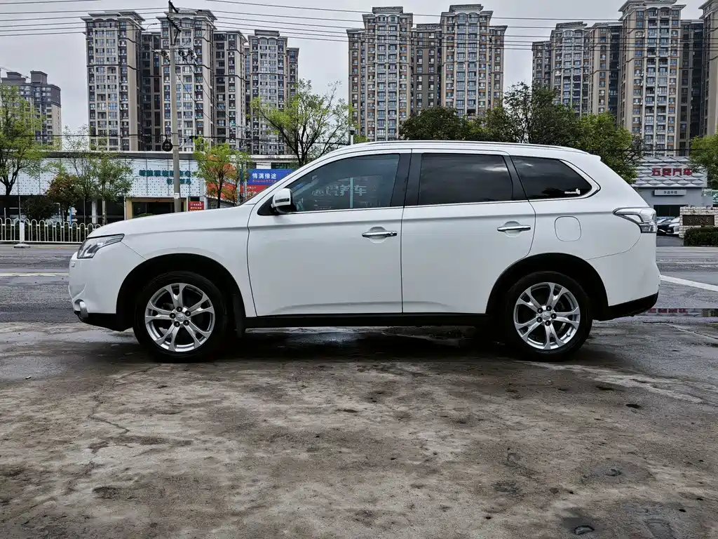 Mitsubishi Outlander (Import) — миниатюра 2