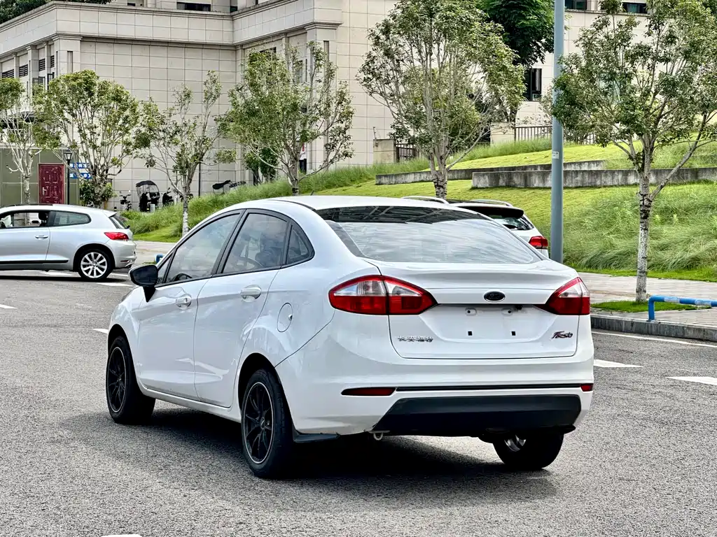 Ford Fiesta 2013 1.5L MT