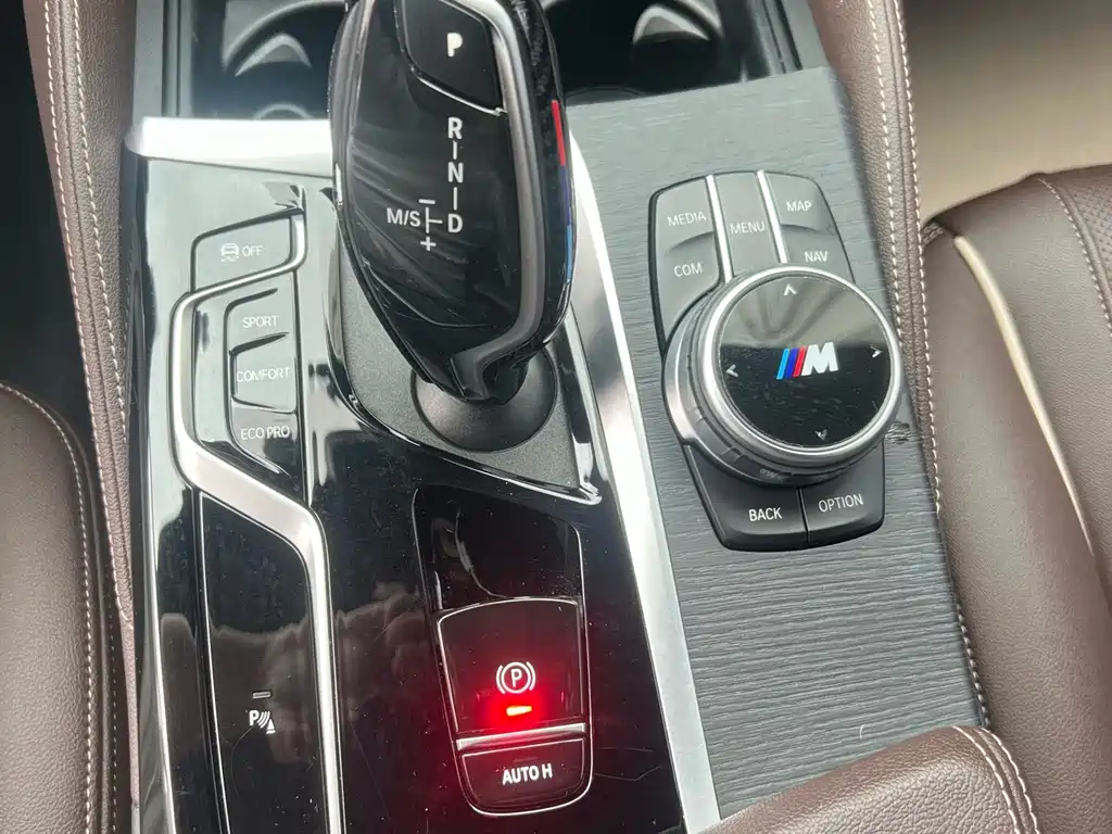 BMW 5 Series — миниатюра 13