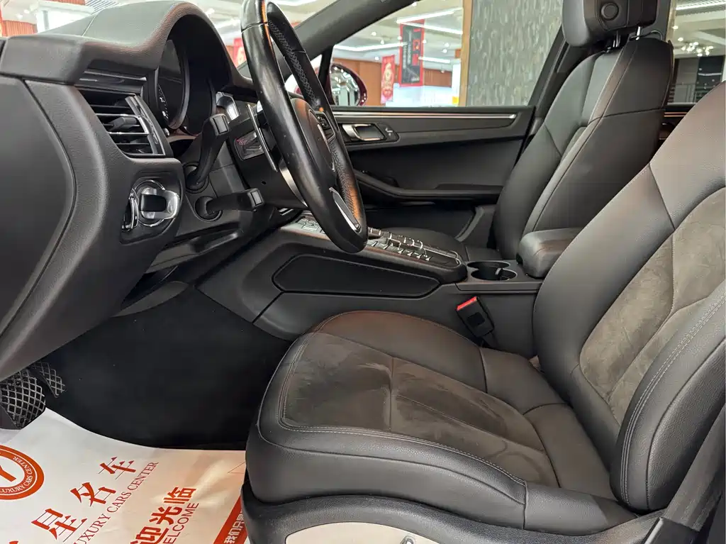 PORSCHE MACAN