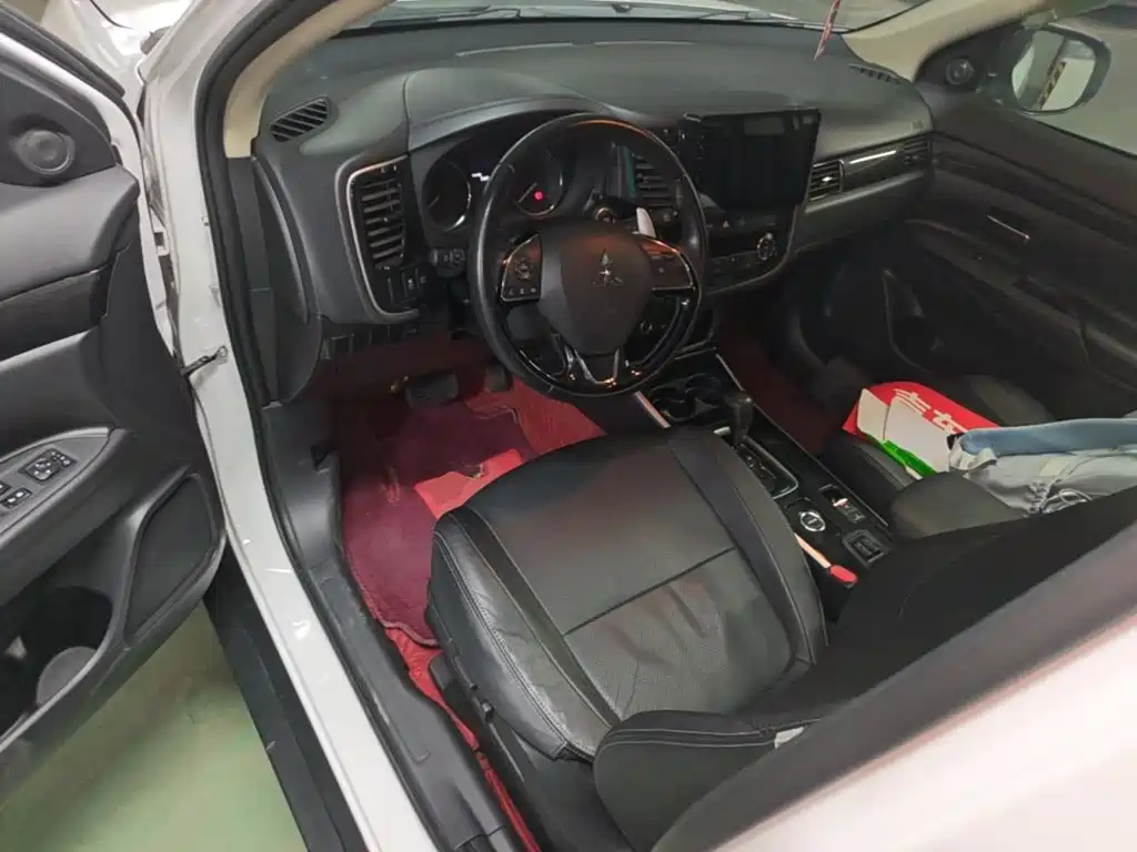 Mitsubishi Outlander — миниатюра 10