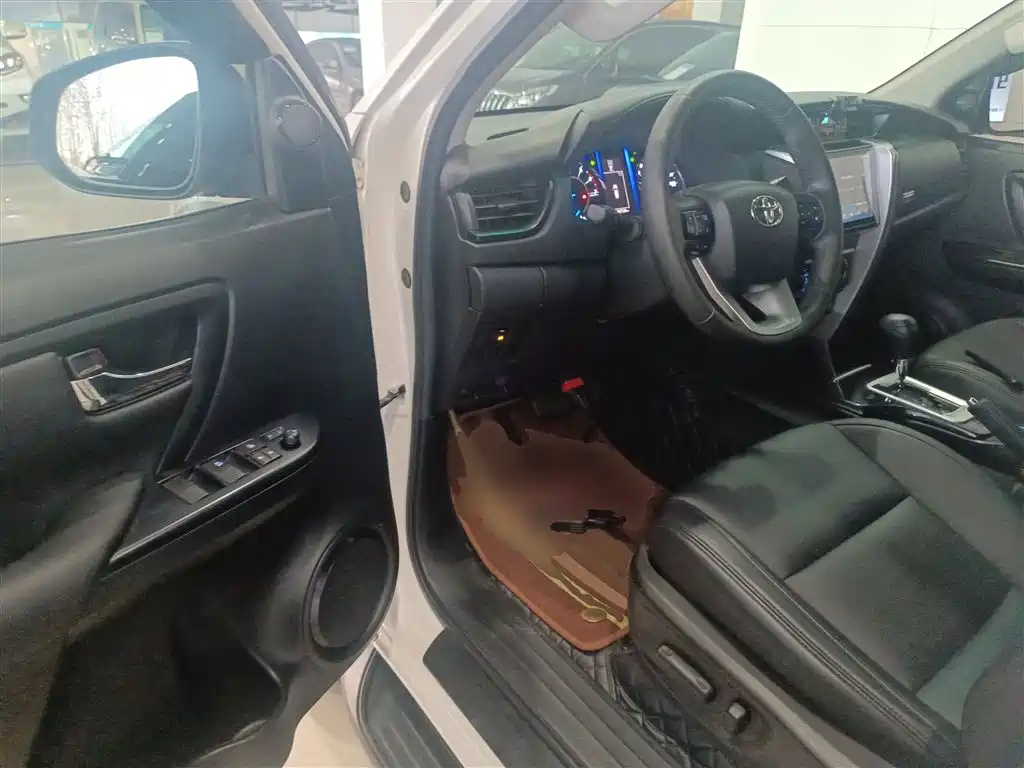 Toyota Fortuner — миниатюра 16