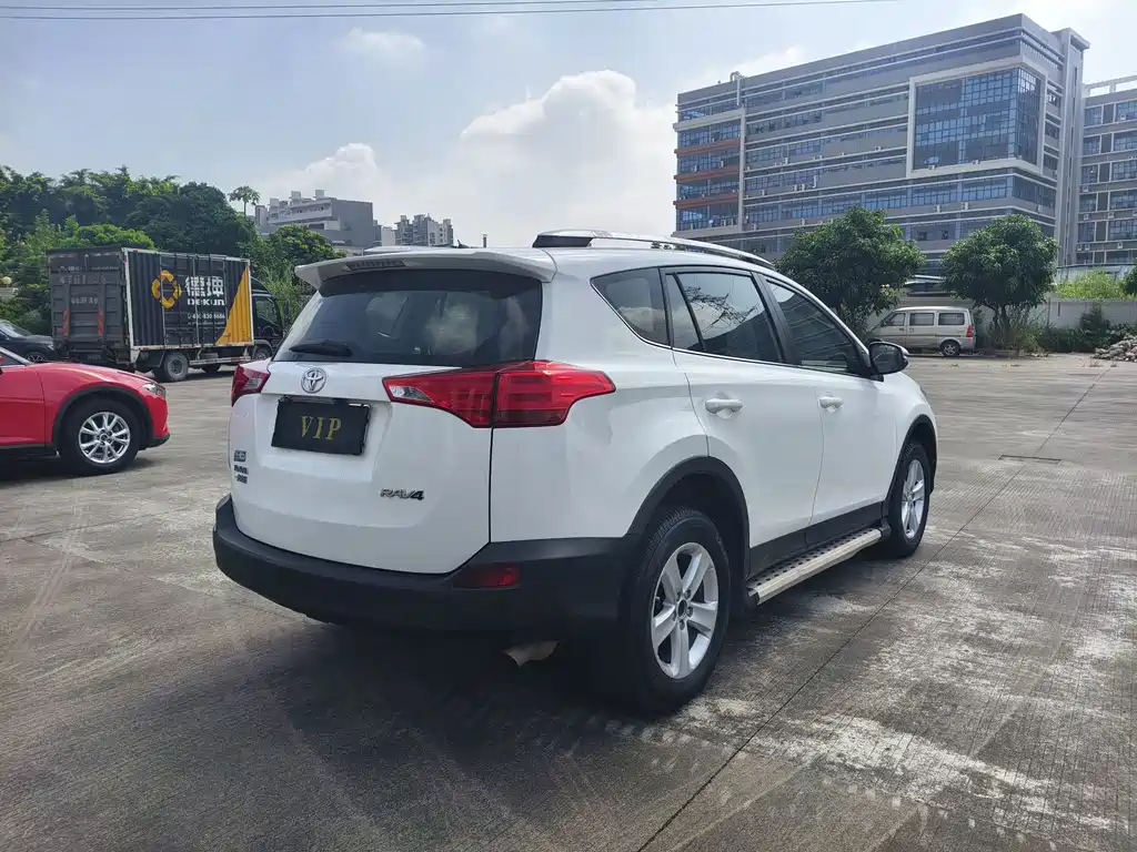 Toyota RAV4 — миниатюра 6