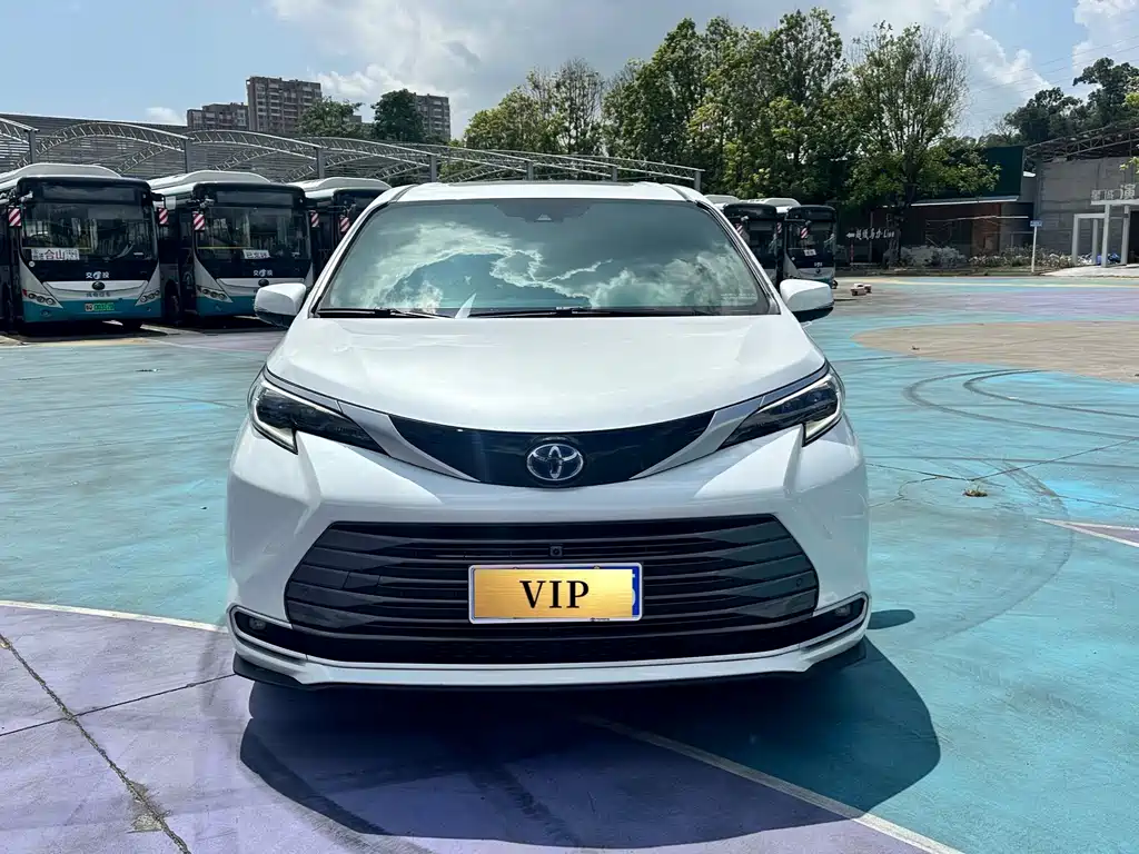 Toyota Sienna — миниатюра 3